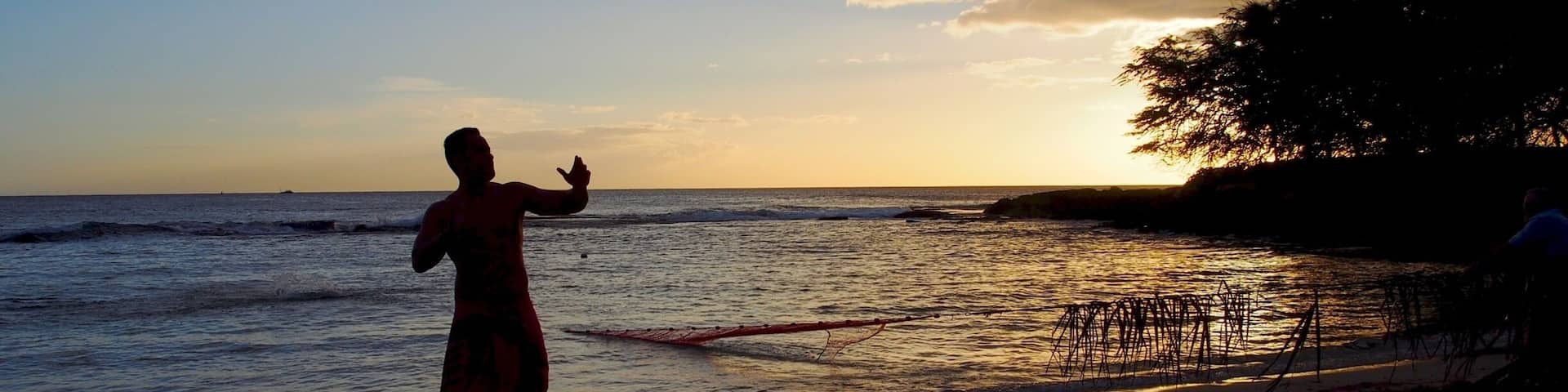 A Hawaiian fisherman demonstrating net fishing in Hawaii. Ok Alina is a beautiful place for sunsets 🌅 and photography!!🌴📷