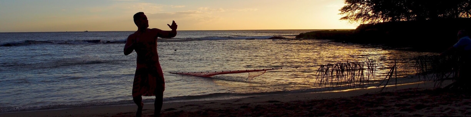 A Hawaiian fisherman demonstrating net fishing in Hawaii. Ok Alina is a beautiful place for sunsets 🌅 and photography!!🌴📷