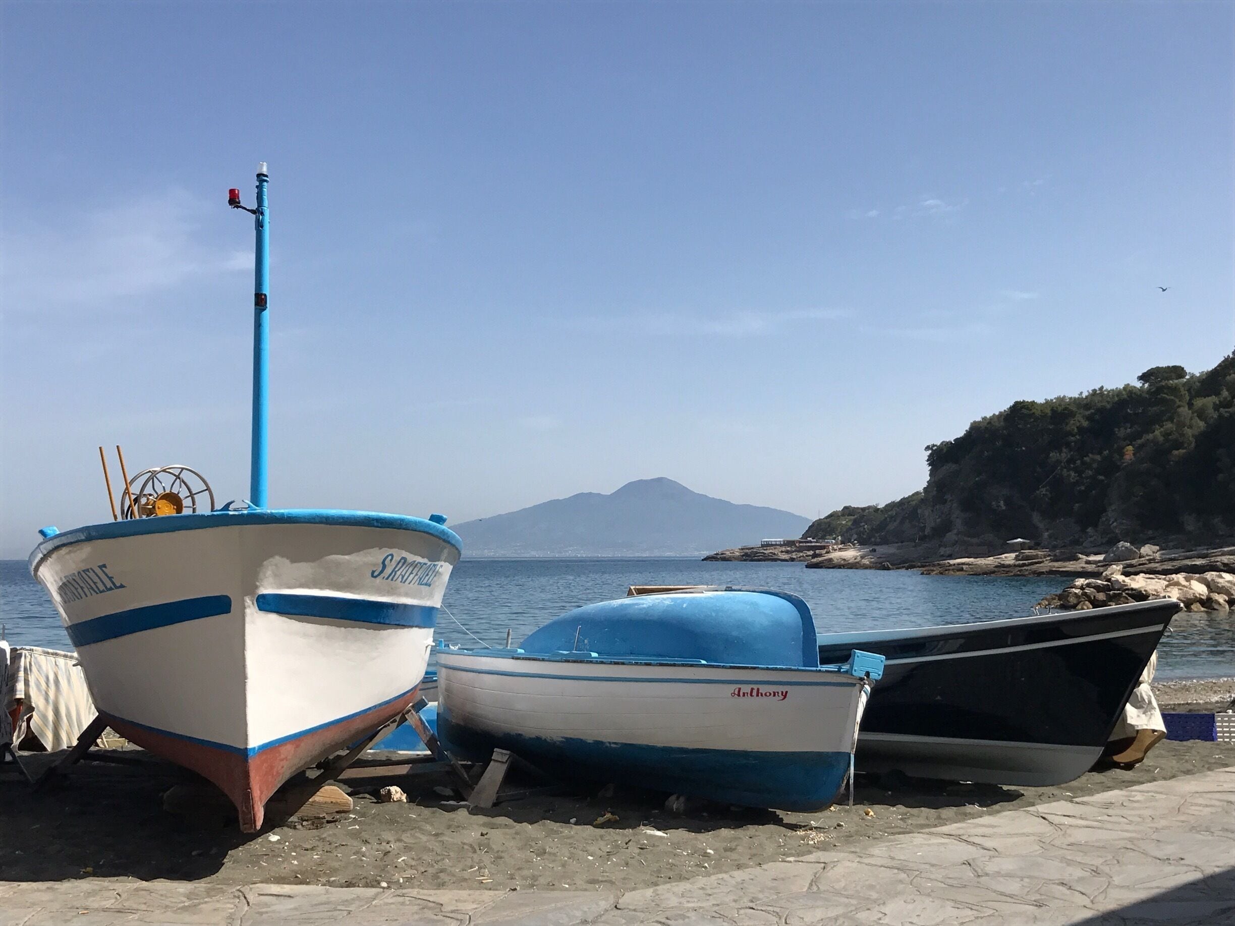 Tha gran volcano at back: Vesuvio
