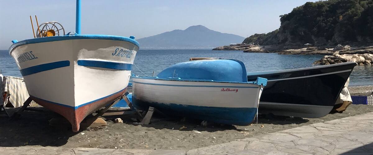Tha gran volcano at back: Vesuvio