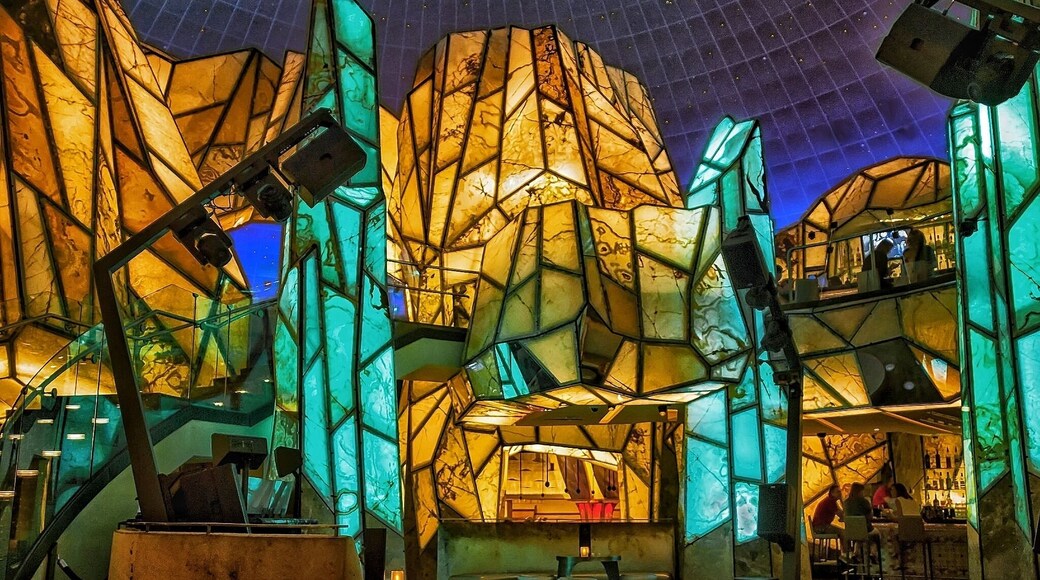 Wombi Rock, part of Mohegan Sun's Resort and Casino of the Earth, is a glowing three-story white onyx mountain, is home to Leffingwells Martini Bar. Overhead is the world's largest indoor planetarium dome.
Mohegan Sun is such a beautiful resort! I just love shooting here! I hope to get back here soon..