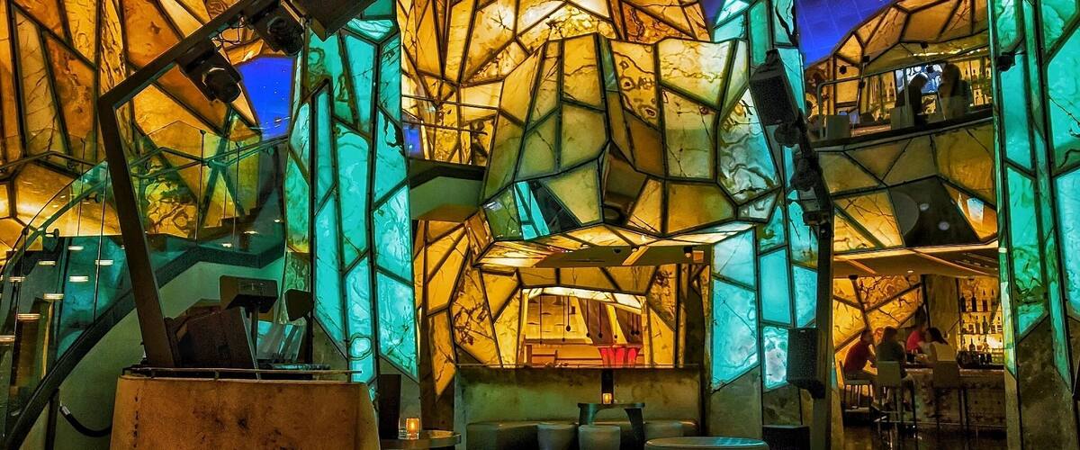 Wombi Rock, part of Mohegan Sun's Resort and Casino of the Earth, is a glowing three-story white onyx mountain, is home to Leffingwells Martini Bar. Overhead is the world's largest indoor planetarium dome.
Mohegan Sun is such a beautiful resort! I just love shooting here! I hope to get back here soon..