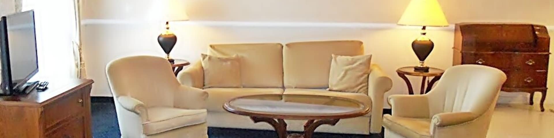 About a month ago, one of the most well-known five-star hotels of Thessaloniki was my choice of accommodation and one I never regretted! My room was an executive queen room, comfortable and furnished in luxury, including a sparkling clean bathroom and a beautiful balcony. The bed was fantastic and I enjoyed one of my best and most rejuvenating sleeping sessions! Additional extras offered by this great hotel are the heated indoors pool, the chic cafe and the excellent restaurant. As for the breakfast, it was excellent and left me with the best of impressions!