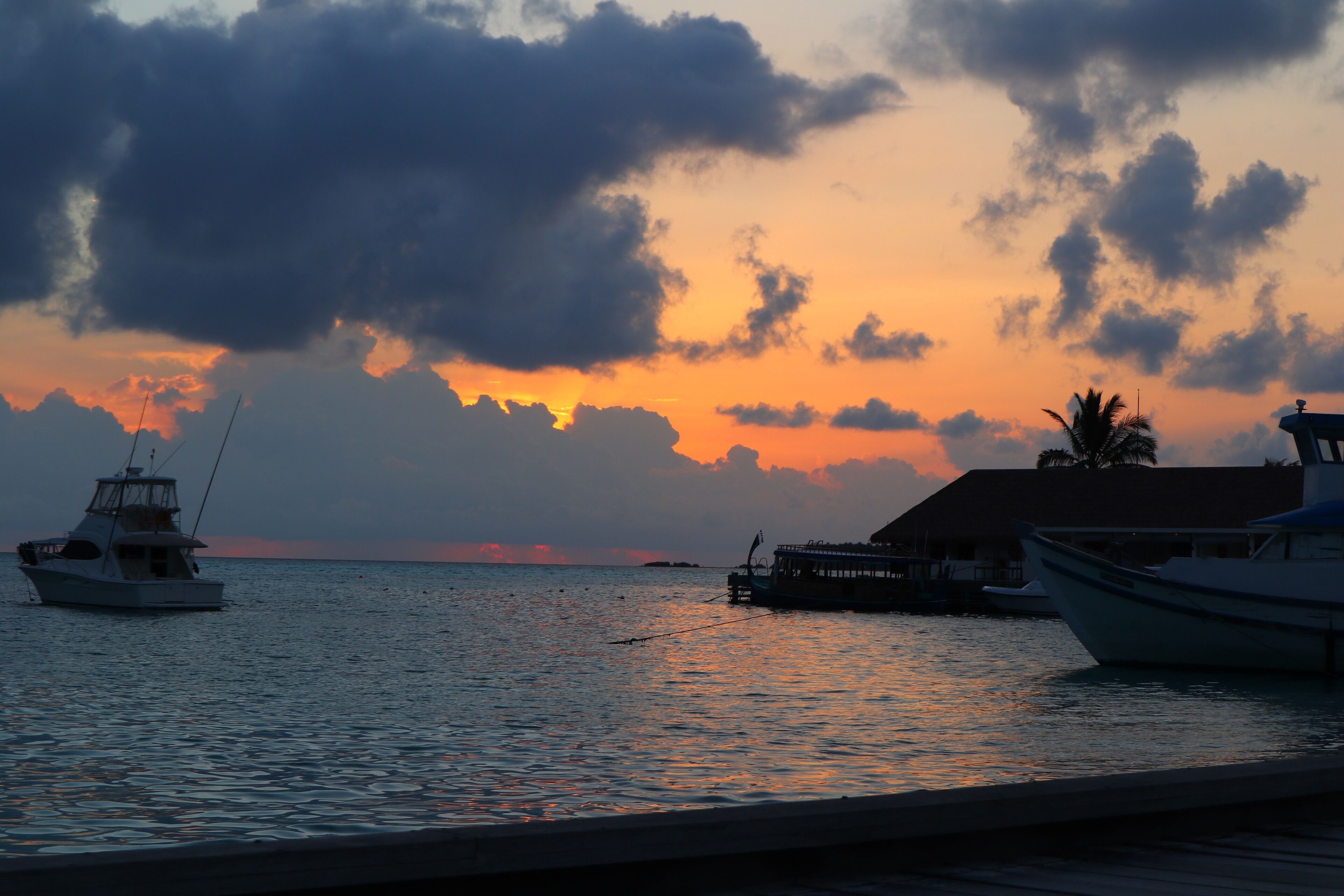 The sky in all its glory at dusk. Fabulous to enjoy the scenes next to the beach bar.
#lifeatexpedia