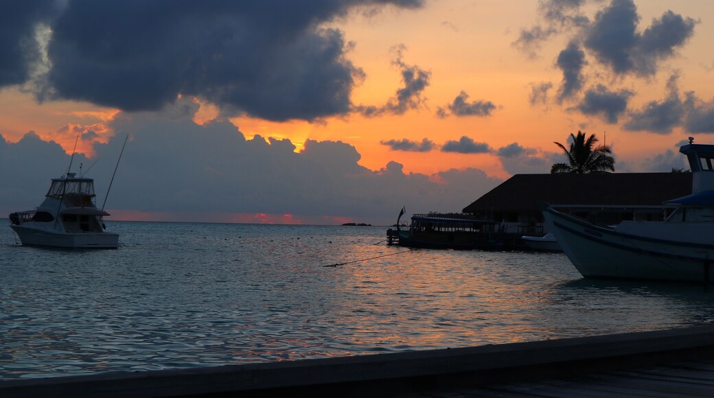 The sky in all its glory at dusk. Fabulous to enjoy the scenes next to the beach bar.
#lifeatexpedia