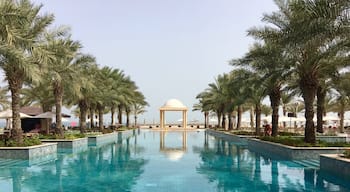 Within close proximity to the desert, beaches and Hajar mountains with its 1.5 kilometers of private sandy beach, the Hilton Resort & Spa, Ras Al Khaimah offers the perfect destination for exploring the northern Emirates and the Musandam Peninsular of Oman.