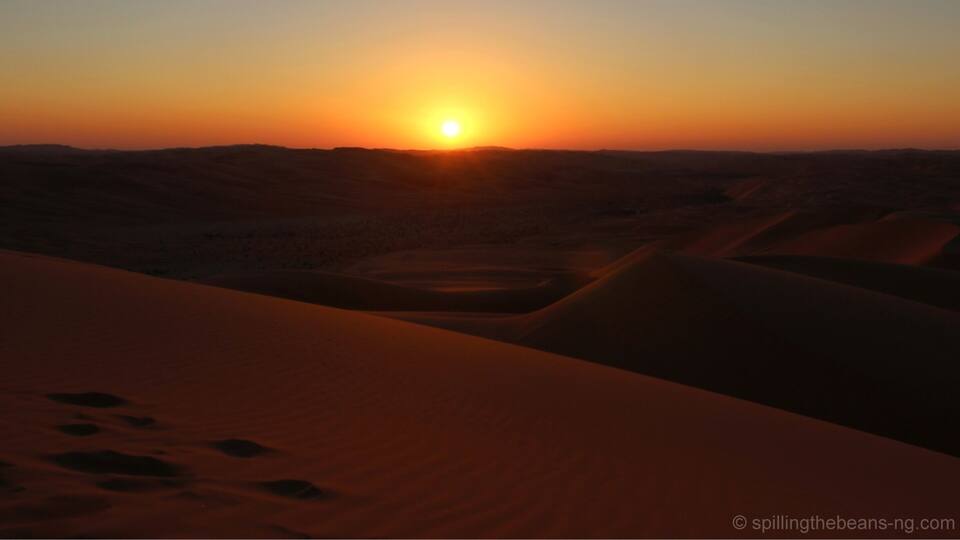 A special sunset in the Liwa Desert, on the northern edge of Rub Al’ Khali (The Empty Quarter), the world’s largest uninterrupted sand desert.
I climbed a high sand dune and was treated to an extraordinary sight. Seated on the cushion that was the soft fine sand, I looked out at the iridescent sand dunes that stretched out far and wide, and watched in awe as the bright beautiful sun finally disappeared into the horizon.
http://www.spillingthebeans-ng.com/explore-the-elements
#troveon #abudhabi #uae #goldenhour #hiking #bestof5