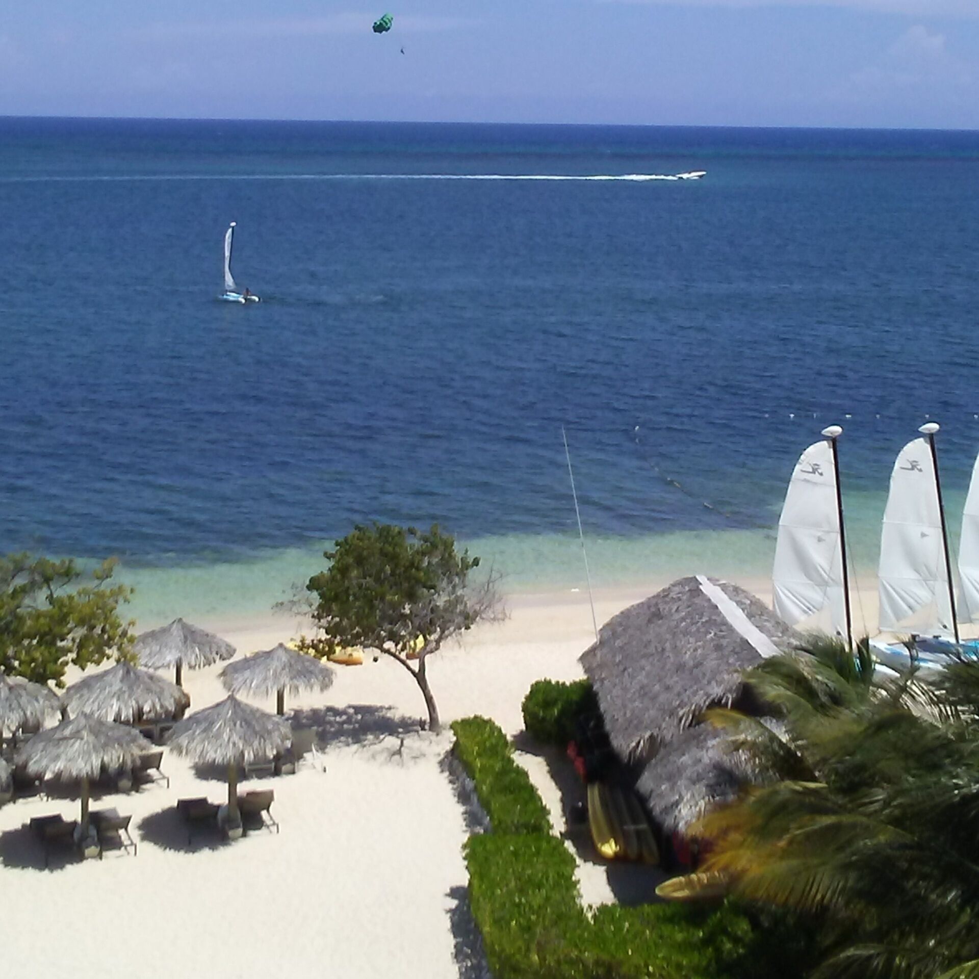 Unpolluted top of the line vacation spot and they know how to make you feel like a jet setter star. Beautiful well trimmed grounds, extra spacious rooms with whirl pool bathtubs you'll want to fill with champagne bubbles, and plenty of A+ restaurants on premise just yards away from the calm  waters of the Gulf of Mexico. March 2019