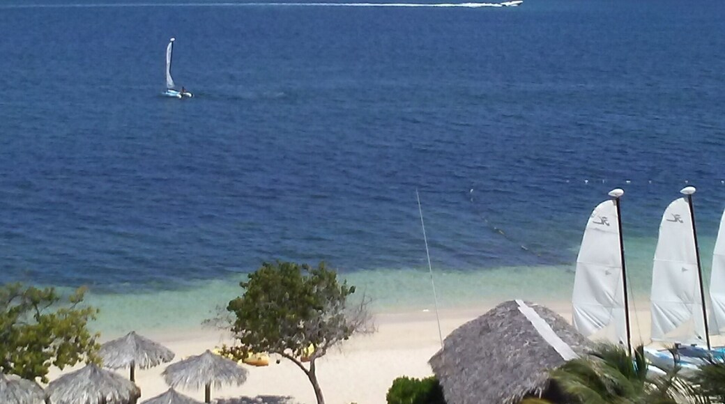 Unpolluted top of the line vacation spot and they know how to make you feel like a jet setter star. Beautiful well trimmed grounds, extra spacious rooms with whirl pool bathtubs you'll want to fill with champagne bubbles, and plenty of A+ restaurants on premise just yards away from the calm waters of the Gulf of Mexico. March 2019