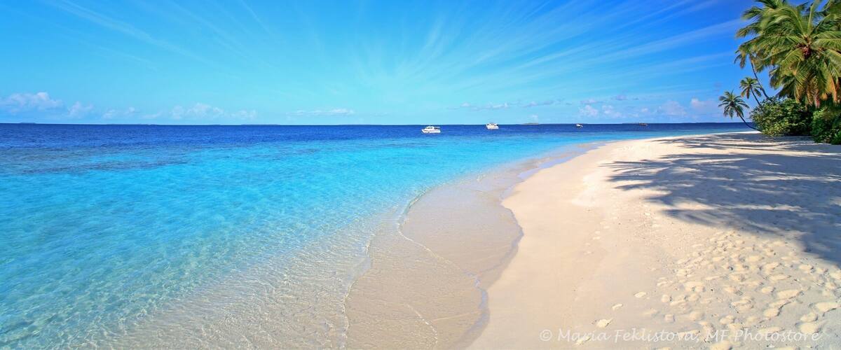 I have never seen this type of clouds before - in was looking like sun rays in the the sky raising from from the ocean. Maldivian locals told me that this ray clouds visible only near the equator - I don't how equator affects but looks amazing!
Did you know that Maldives are likely to be the reminiscence of a chain of sunken volcanoes formed around 60 millions of years ago. Recent studies suppose that coral reefs atolls have formed over hundreds of thousands of years on their sinking remains.
#maldives #parkhyatt #hadahaa #blue