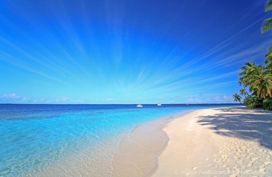 I have never seen this type of clouds before - in was looking like sun rays in the the sky raising from from the ocean. Maldivian locals told me that this ray clouds visible only near the equator - I don't how equator affects but looks amazing!
Did you know that Maldives are likely to be the reminiscence of a chain of sunken volcanoes formed around 60 millions of years ago. Recent studies suppose that coral reefs atolls have formed over hundreds of thousands of years on their sinking remains.
#maldives #parkhyatt #hadahaa #blue