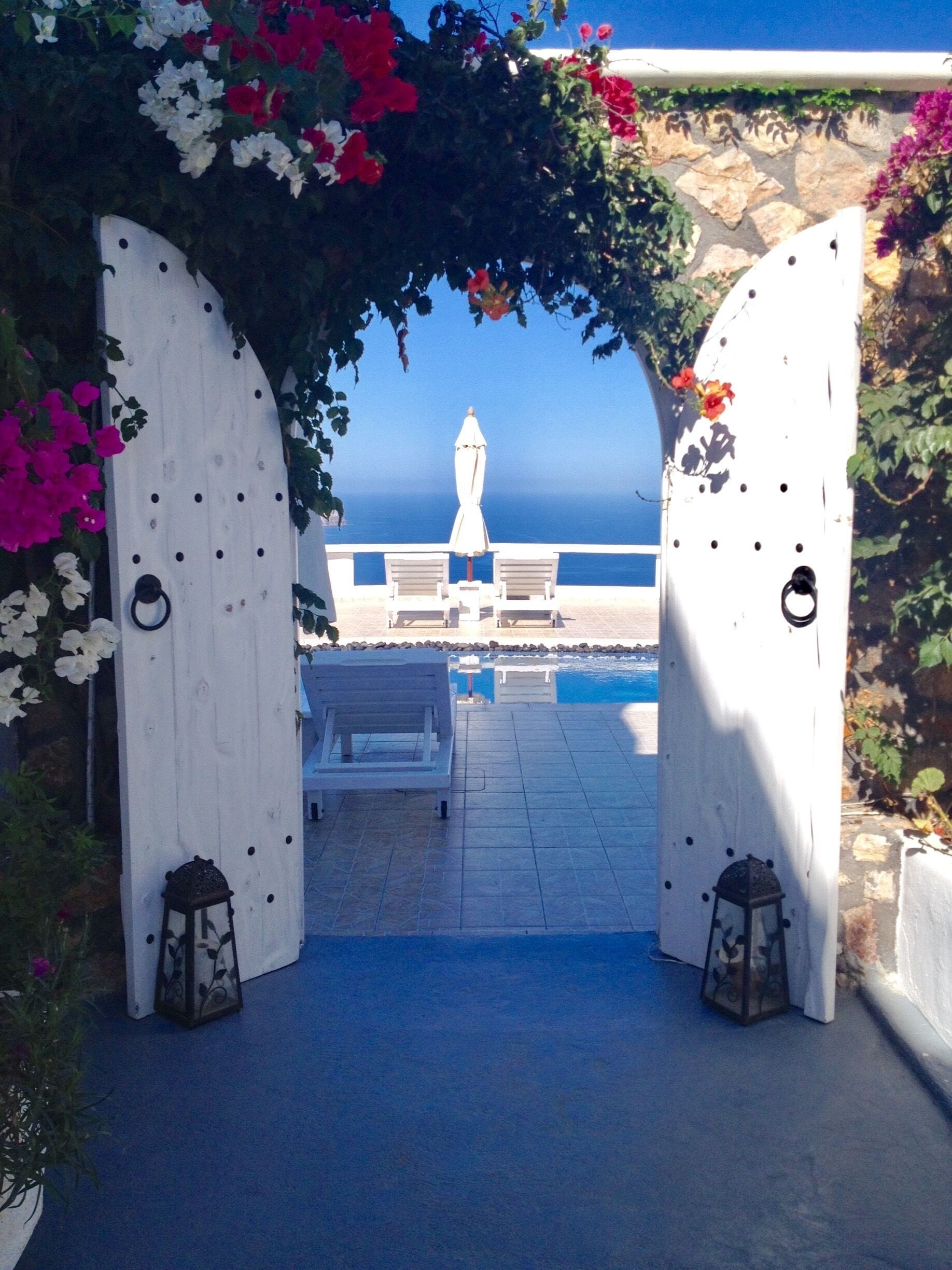 This photo was taken in Santorini exactly 2 years ago. If you're planning to visit, remember you can find many hidden gems, away from the busy and popular towns of Oia and Fira. Pictured is the entrance to the swimming pool area of Athermi Suites in Megalochori. Pure bliss! #santorini #athermisuites #perfectsummer #lifeatexpedia