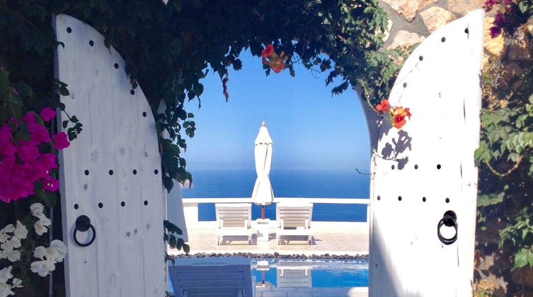 This photo was taken in Santorini exactly 2 years ago. If you're planning to visit, remember you can find many hidden gems, away from the busy and popular towns of Oia and Fira. Pictured is the entrance to the swimming pool area of Athermi Suites in Megalochori. Pure bliss! #santorini #athermisuites #perfectsummer #lifeatexpedia