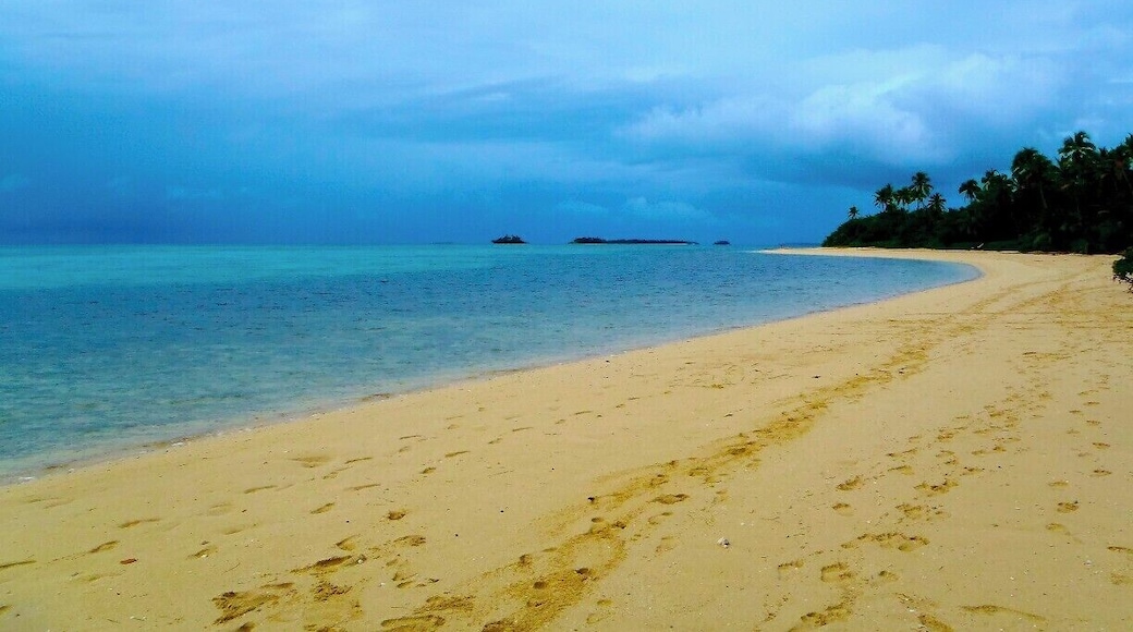 Such a beautiful island. It was like an emerald surrounded by a band of golden/white sand and placed in the middle of a turquoise sea.