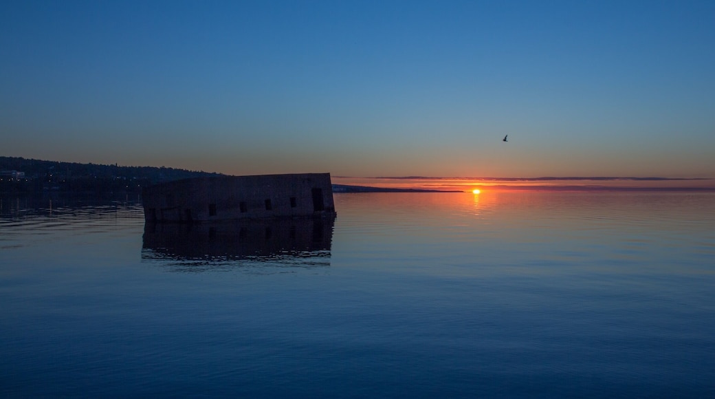 Locally known as âthe cribsâ; this structure can be seen along the shores of Lake Superior in Canal Park; Duluth, MN. Incredible sunrise that morning over the water.
#bvsblue #duluth #mn