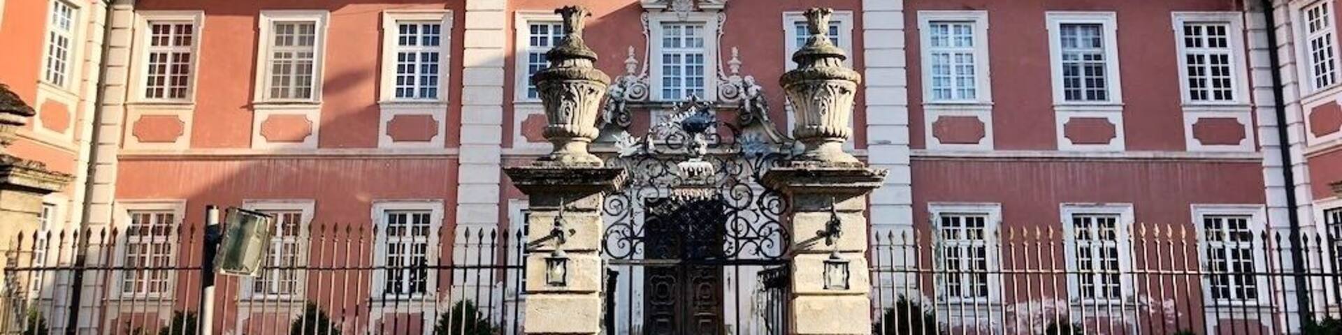 Hotel Schloss Reichmannsdorf is on the site of a Truchsess castle destroyed by fire in 1642, Johann Dientzenhofer built between 1714 and 1719 according to plans of his brother Leonhard for Wolf Philipp von Schrottenberg a castle as a three-wing complex above an artificial lake, with a richly decorated display side, high, mansard-divided roof and a mighty coat of arms gable. The stuccoes in the staircase are by Johann Christian Beuntner, the paintings by Johann Jakob Gebhard. The castle still belongs to the von Schrottenberg family and has been a hotel since 2011.