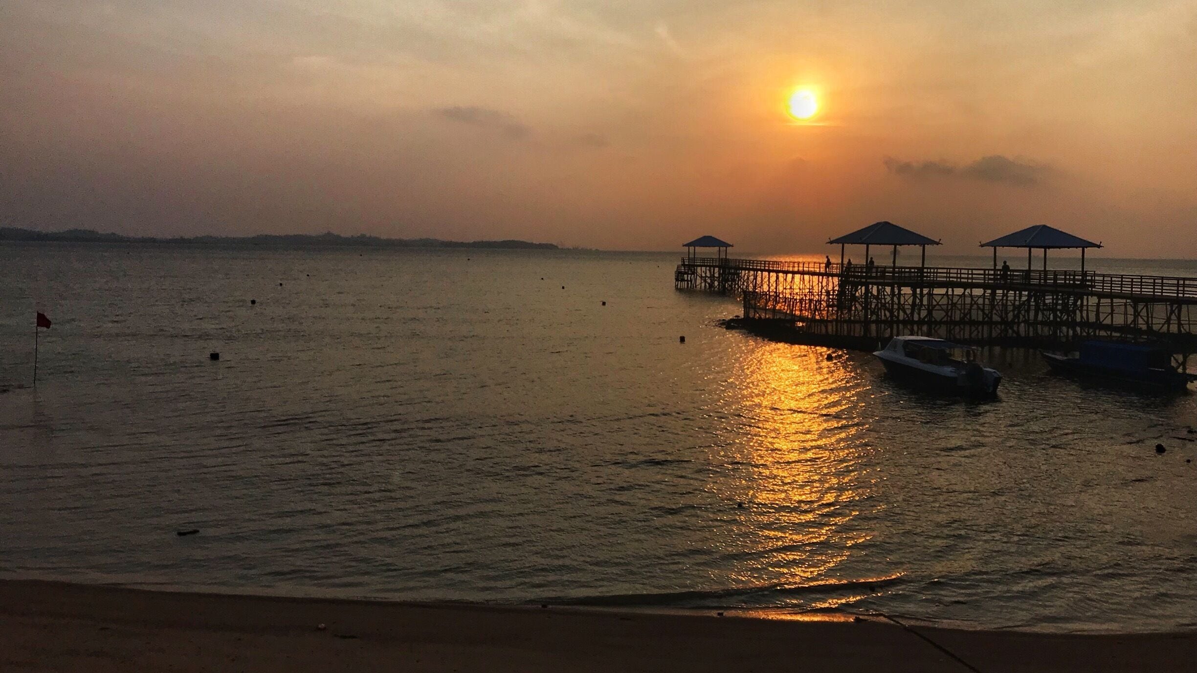 The twin huts owned by the resort is very nice place to enjoy the last light of the day.


#golden #goldenhour #sunset #seascape #water #hut #peaceful