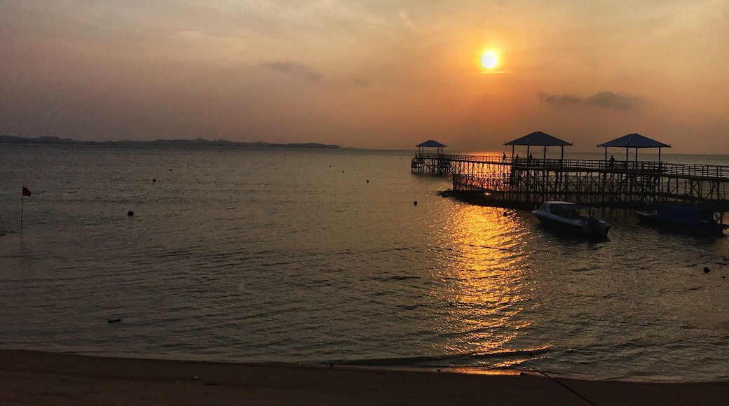 The twin huts owned by the resort is very nice place to enjoy the last light of the day.
#golden #goldenhour #sunset #seascape #water #hut #peaceful