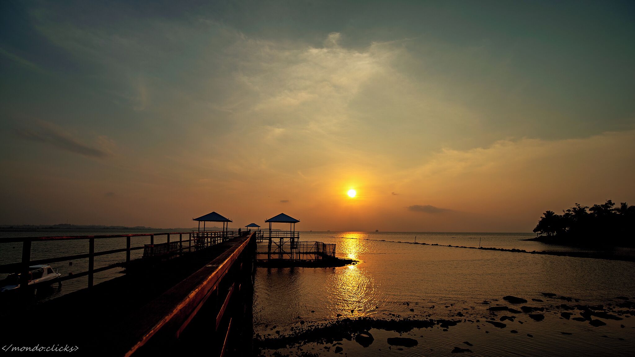 Golden hour

#golden #sunset #goldenhour #seascape #water #cloud #jetty #hut
#waterfront #batam #montigo #montigoresort #outdoor
