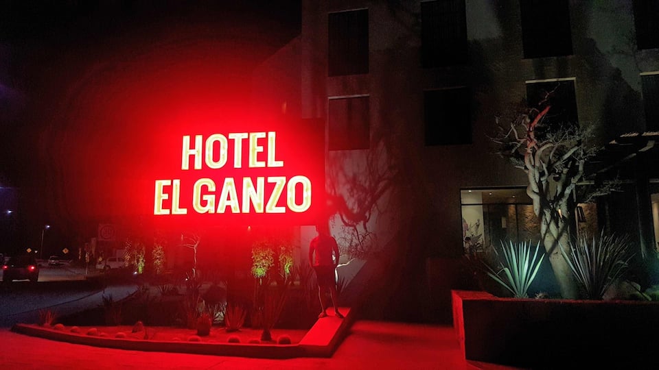 #lifeatexpedia #weloveourmarkets #latam #mexico #sanjosedelcabo #lights Design and chick hotel, full of art, good music. It is a very and unique way to rediscover Cabo.