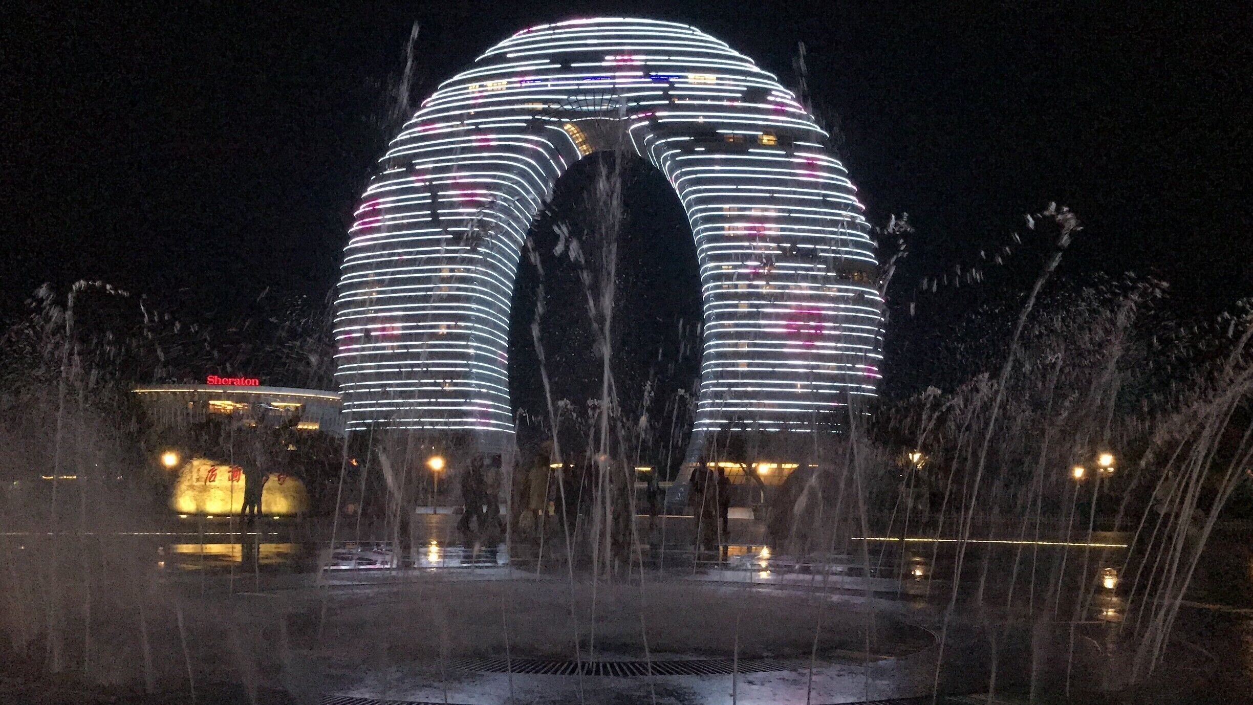 Amazing modern hotel in a budding Chinese town

#moonhotel #lifeatexpedia