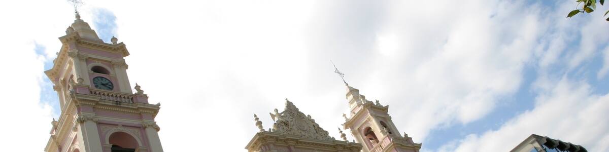Salta mit einem Kirche oder Kathedrale, historische Architektur und Zootiere