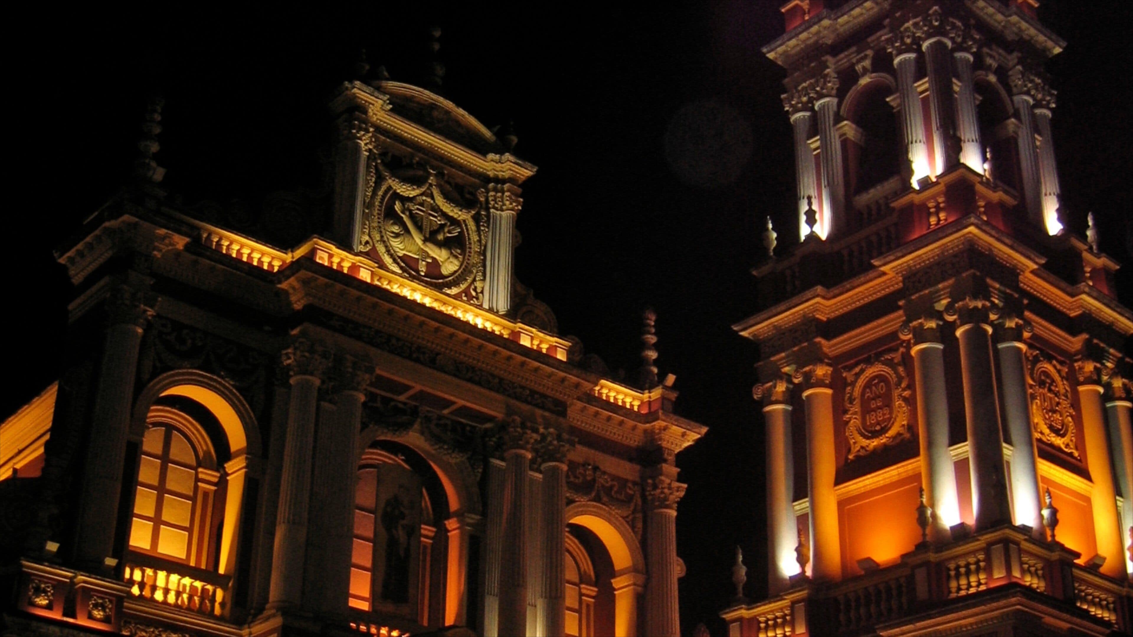 Salta ofreciendo una iglesia o catedral, arquitectura patrimonial y escenas de noche