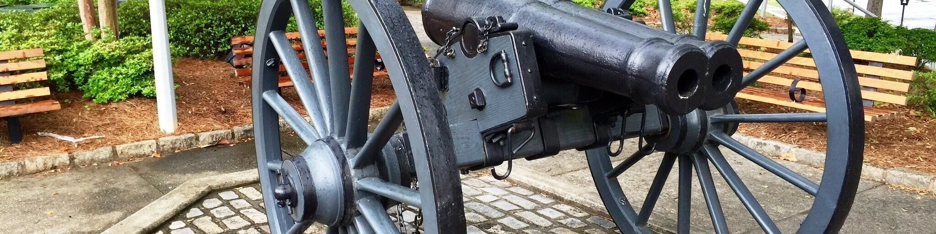 I'm sure it seemed like a good idea at the time, but it was short lived for obvious reasons. How can you fire both barrels at the same time?