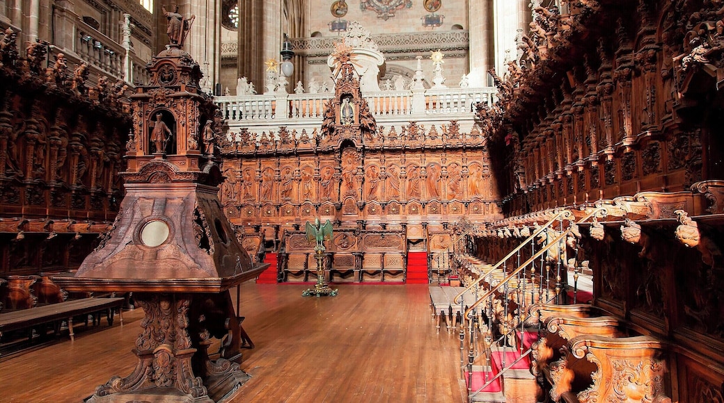 The walnut-carved choir is the highlight of the cathedral. It was designed and built by Joaquin and Alberto de Churriguera, brothers of José Benito de Churriguera, the namesake of Spain's Churrigueresque style of Baroque architecture.