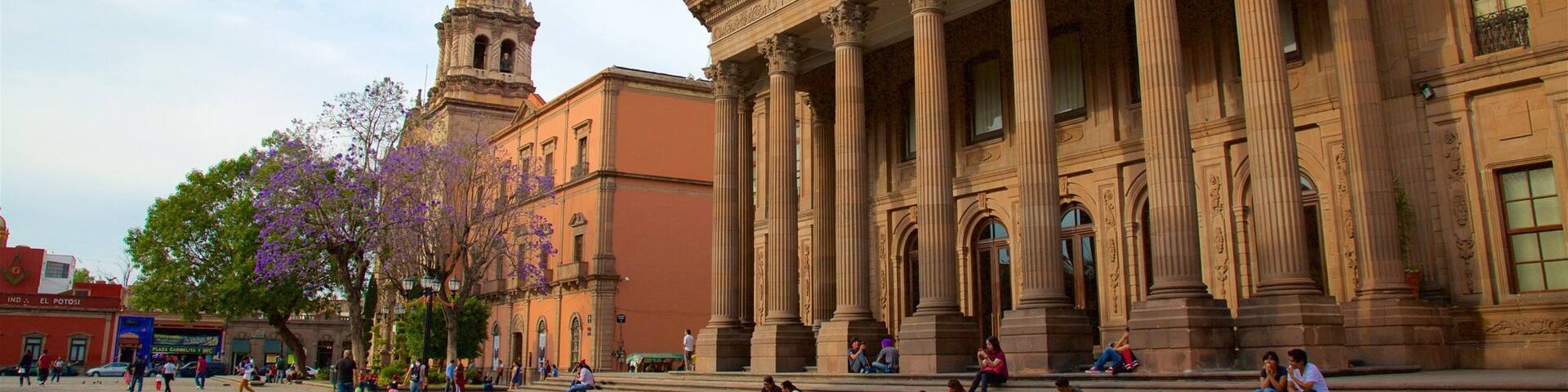 San Luis Potosí mostrando arquitetura de patrimônio e uma praça ou plaza assim como um pequeno grupo de pessoas