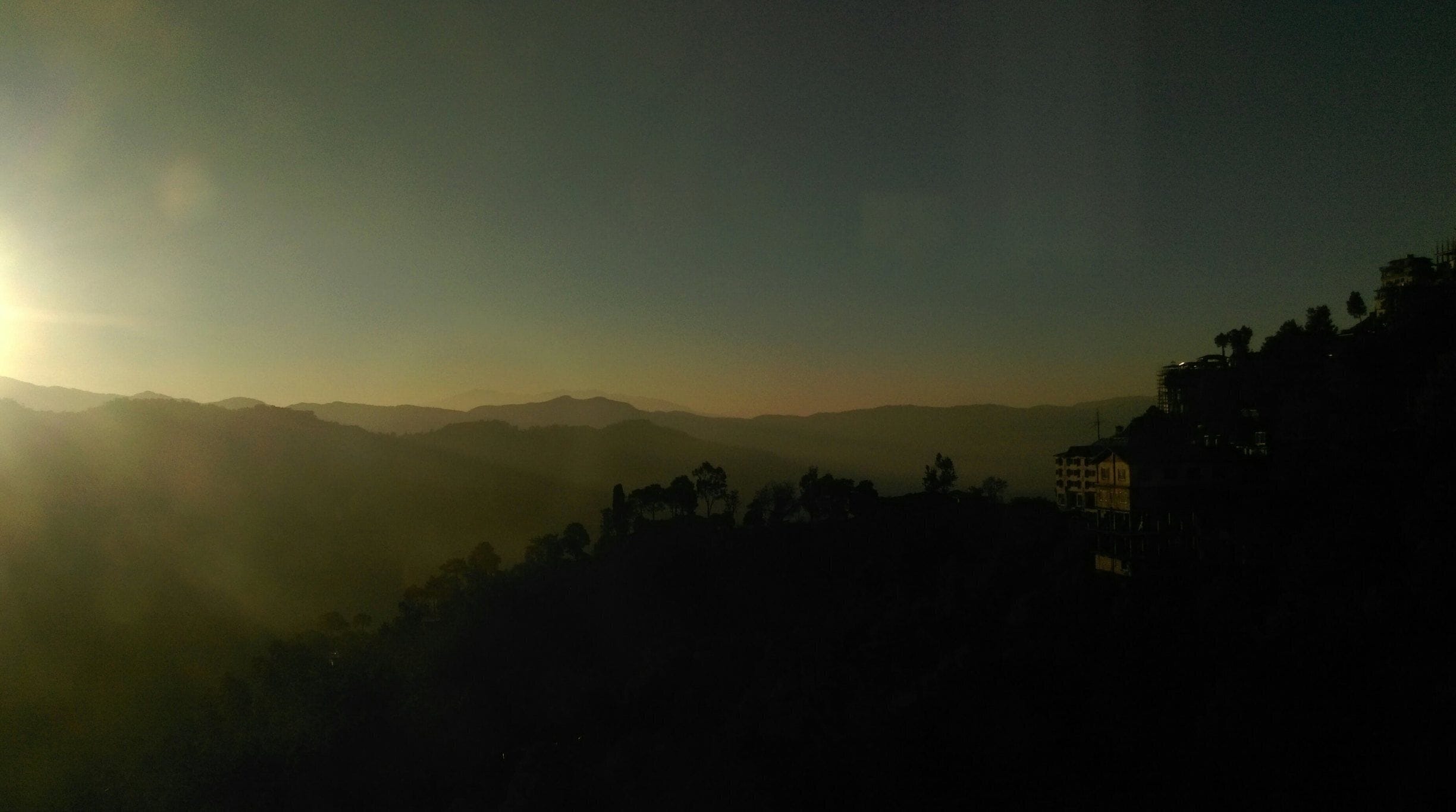 Rejuvenating place! Shimla is the place for both the adrenaline junkies and photographers at the same time! 
#sunrise
#nofilter
#mobilecam
#bruisedpassports
#trover