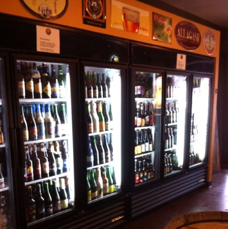 Wonderful selection of Belgian beer to go or enjoy tasting onsite. Temple coffee available and simple food choices.