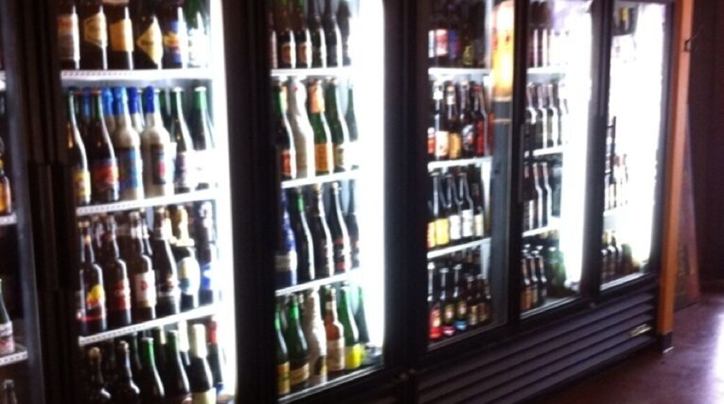 Wonderful selection of Belgian beer to go or enjoy tasting onsite. Temple coffee available and simple food choices.