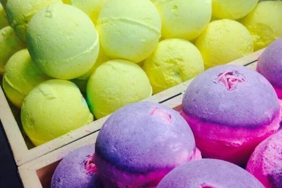 Una exhibición de bolas de helado de colores: amarillo, morado y blanco.