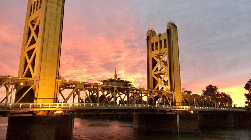 Sacramento sunsets
#sacramento #sunset