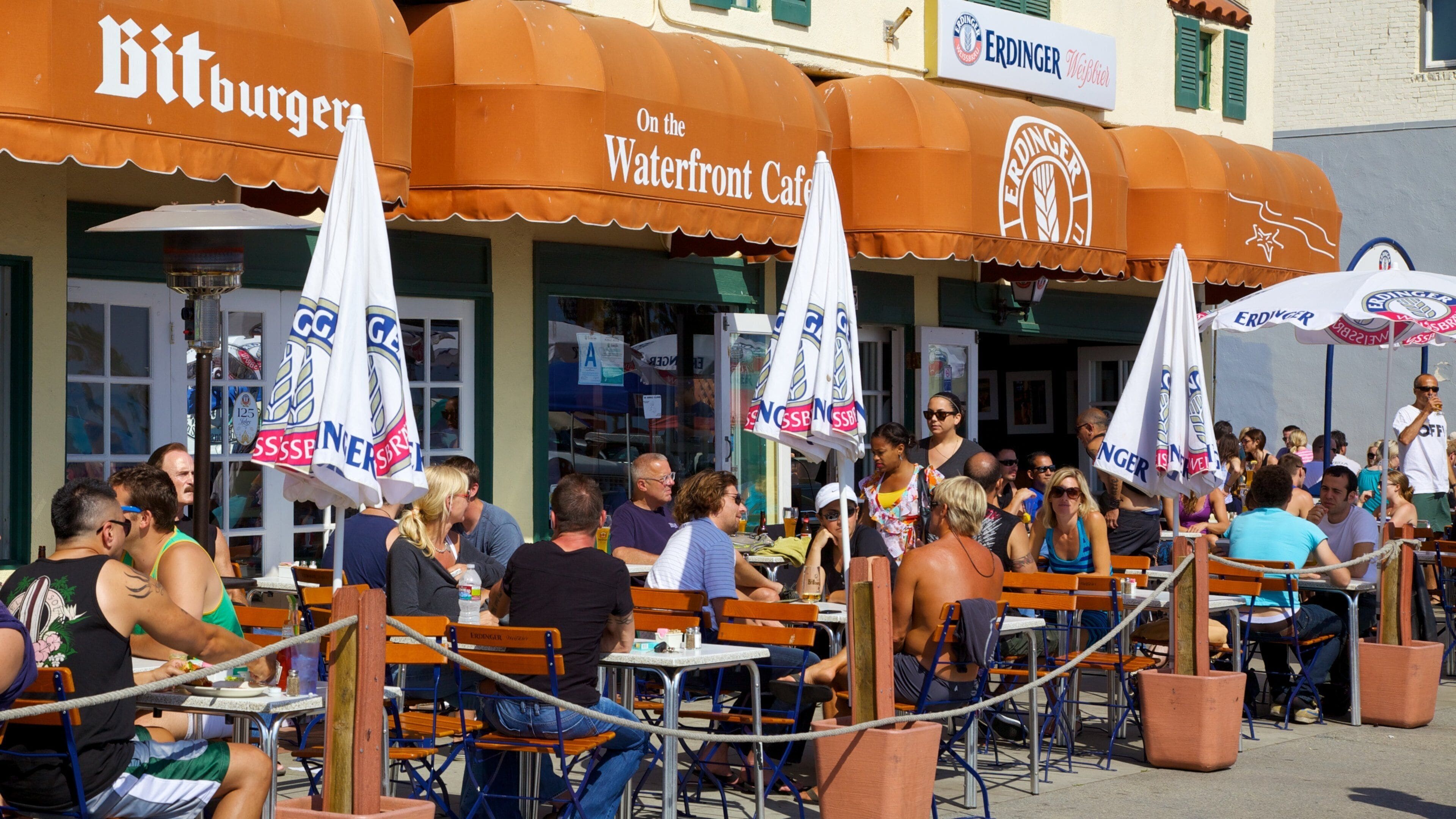 Santa Monica showing outdoor eating, a city and street scenes