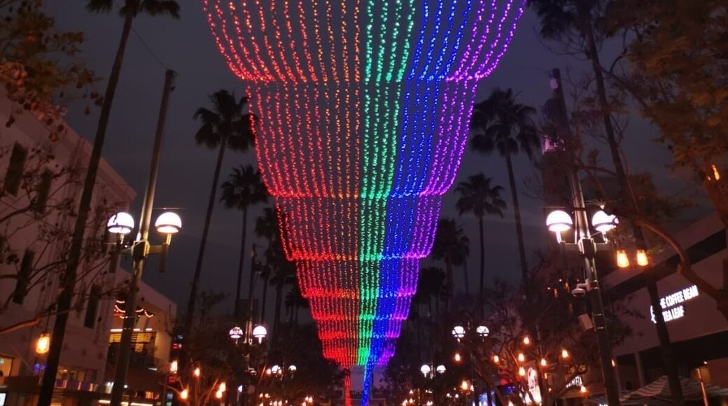#LifeAtExpedia
Love is in the air... in the streets... and everywhere in Downtown Santa Monica! 💕