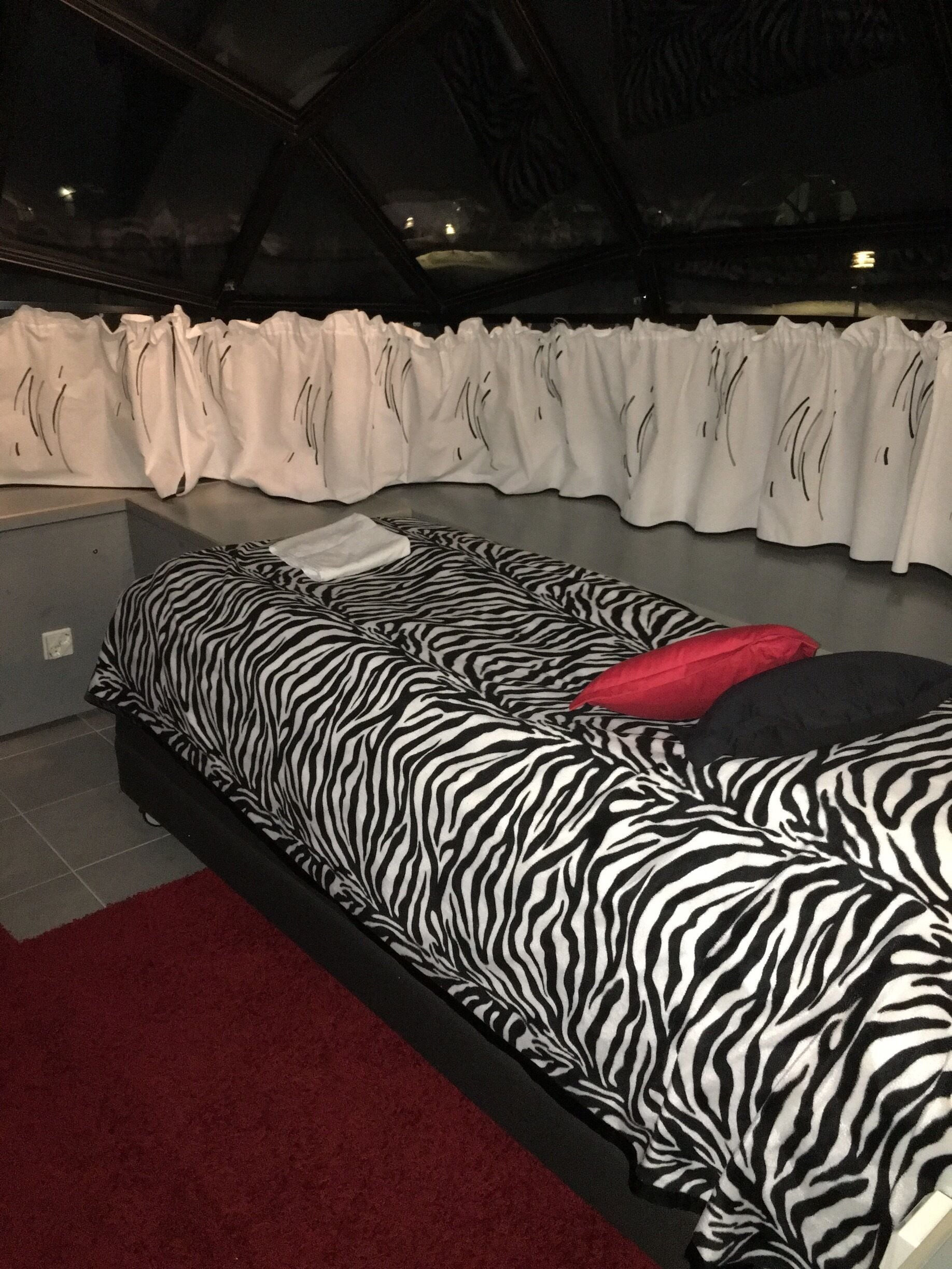 Very comfortably reclining bed. You can gaze at the sky via the see thru' glass roof on the bed! Excellent for looking at the northern lights!