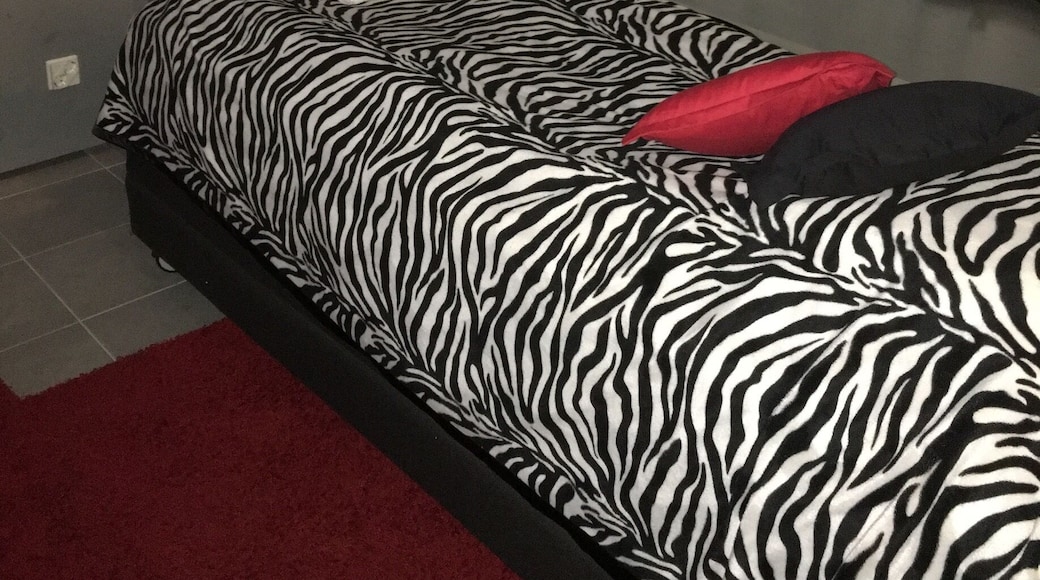 Very comfortably reclining bed. You can gaze at the sky via the see thru' glass roof on the bed! Excellent for looking at the northern lights!