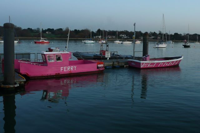 Hamble-Warsash ferry We came back on the last trip of the day, at 4pm in December. The ferry is unmissable, in the sense of its colour, but very missable in the sense that if you are a minute late, he's gone.