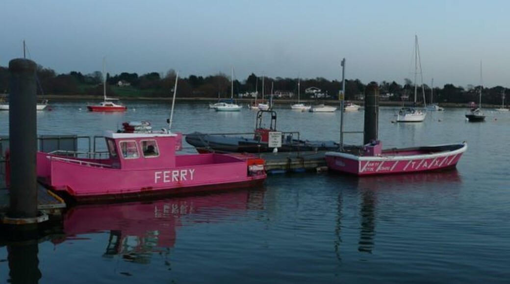 Hamble-Warsash ferry We came back on the last trip of the day, at 4pm in December. The ferry is unmissable, in the sense of its colour, but very missable in the sense that if you are a minute late, he's gone.