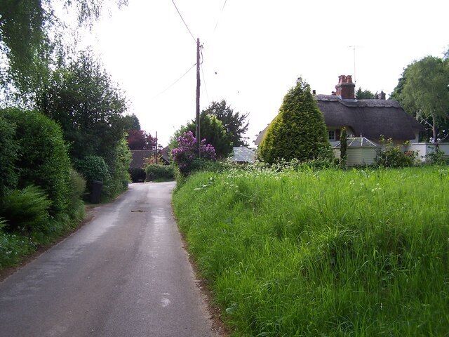 Chilworth Old Village This pretty lane suffers somewhat as a rat-run when traffic is queued back along the A27 from North Baddesley