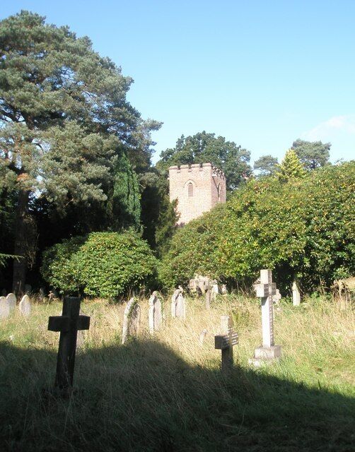 Un cementerio con lápidas y un castillo al fondo.
