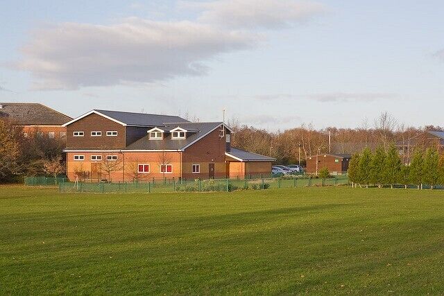Baden Powell Lodge, Pavilion Road. HQ of the 13th Itchen North (St. John's) Scout Group, http://13itchennorth.com/general_information.htm . A fairly new looking building. See also 1057030.