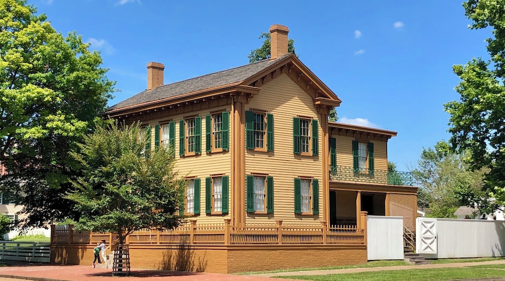 Mr Lincoln’s house. He would live here from 1844 until leaving for Washington DC in 1861. The house was purchased for 1,500 dollars from the local minister and the second story was added in 1853. According to the NPS this view is the most photographed according to historical archives!