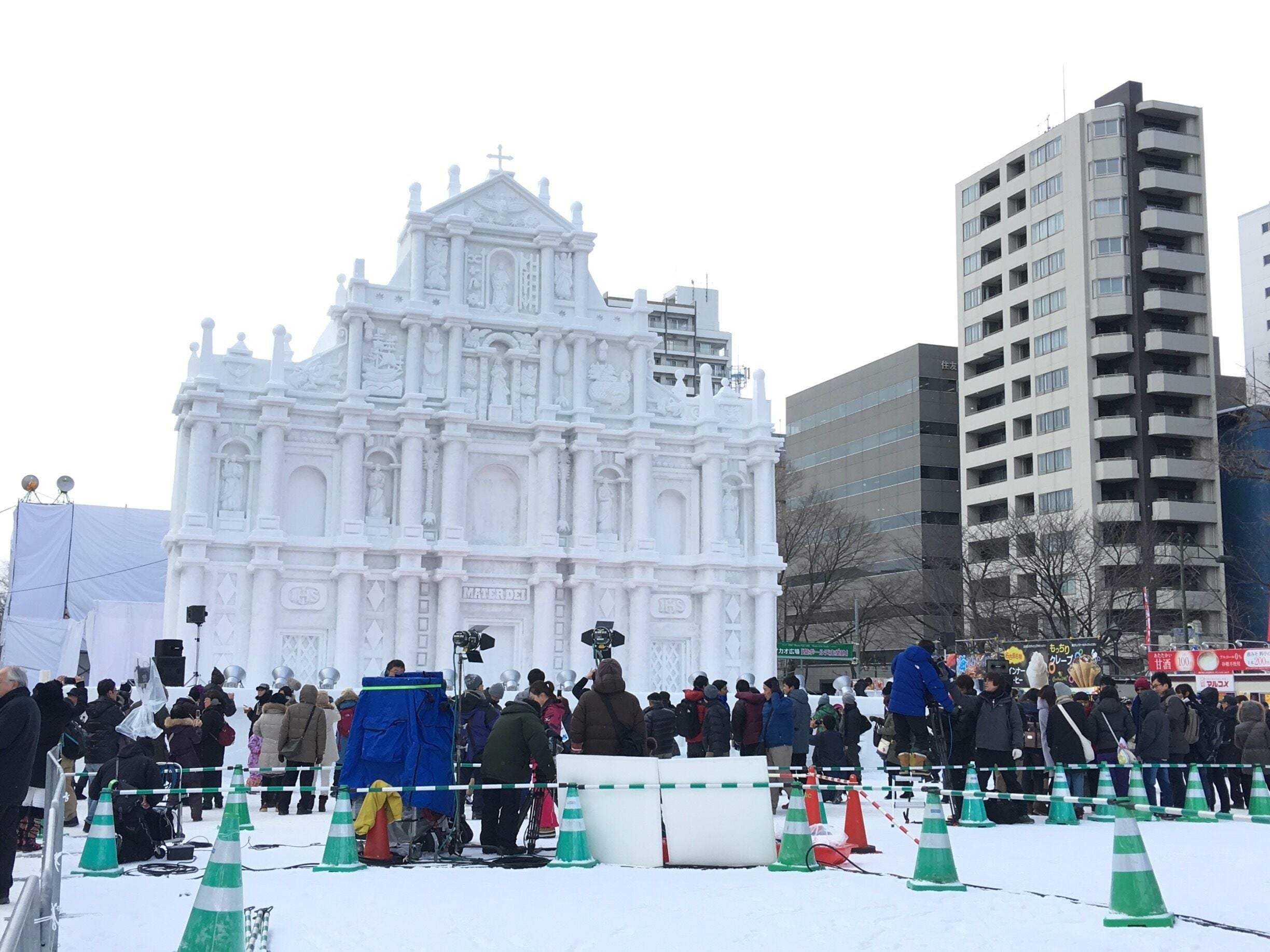 Cold but crowded! One of the few big sculptures featuring ruins of St Paul Cathedral of Macau.