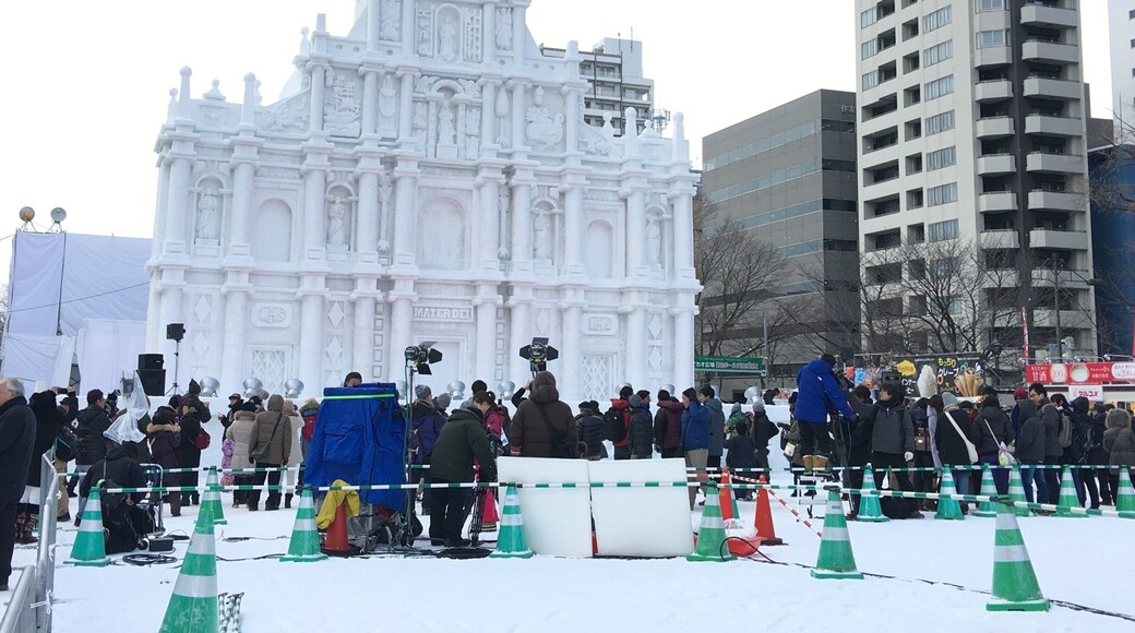 Cold but crowded! One of the few big sculptures featuring ruins of St Paul Cathedral of Macau.