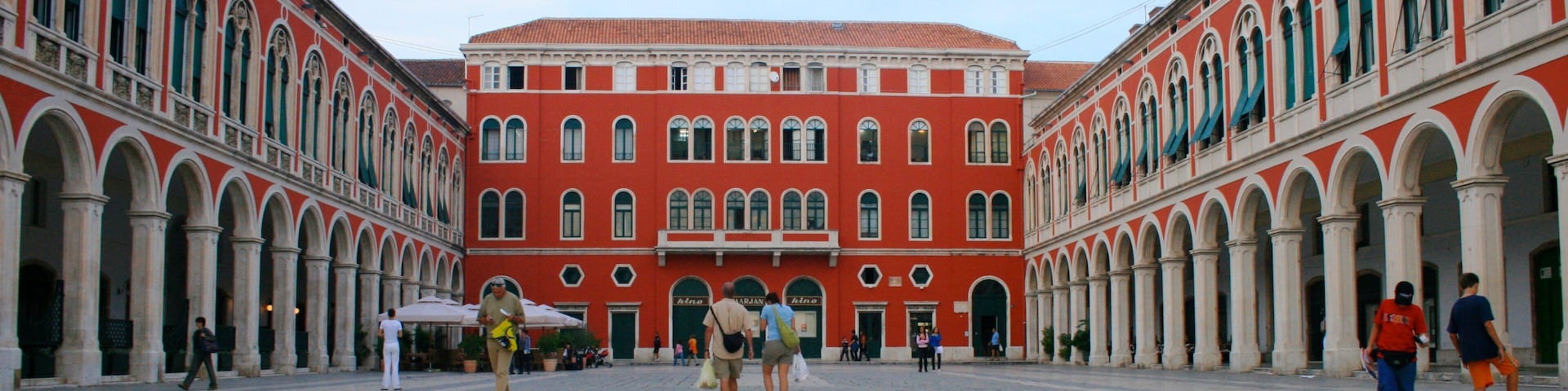 Split ofreciendo una ciudad, arquitectura patrimonial y una plaza