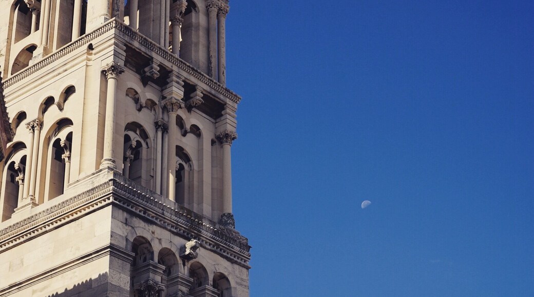 Diocletian's Place is the perfect blend of old world meets new. On the beautiful, white polished marble of the square you can have dinner or lunch while some of the oldest architecture in the world surrounds you.
On this day in particular the moon was on full display even at high noon. Made the already magical experience even more so.
#StunningStructures