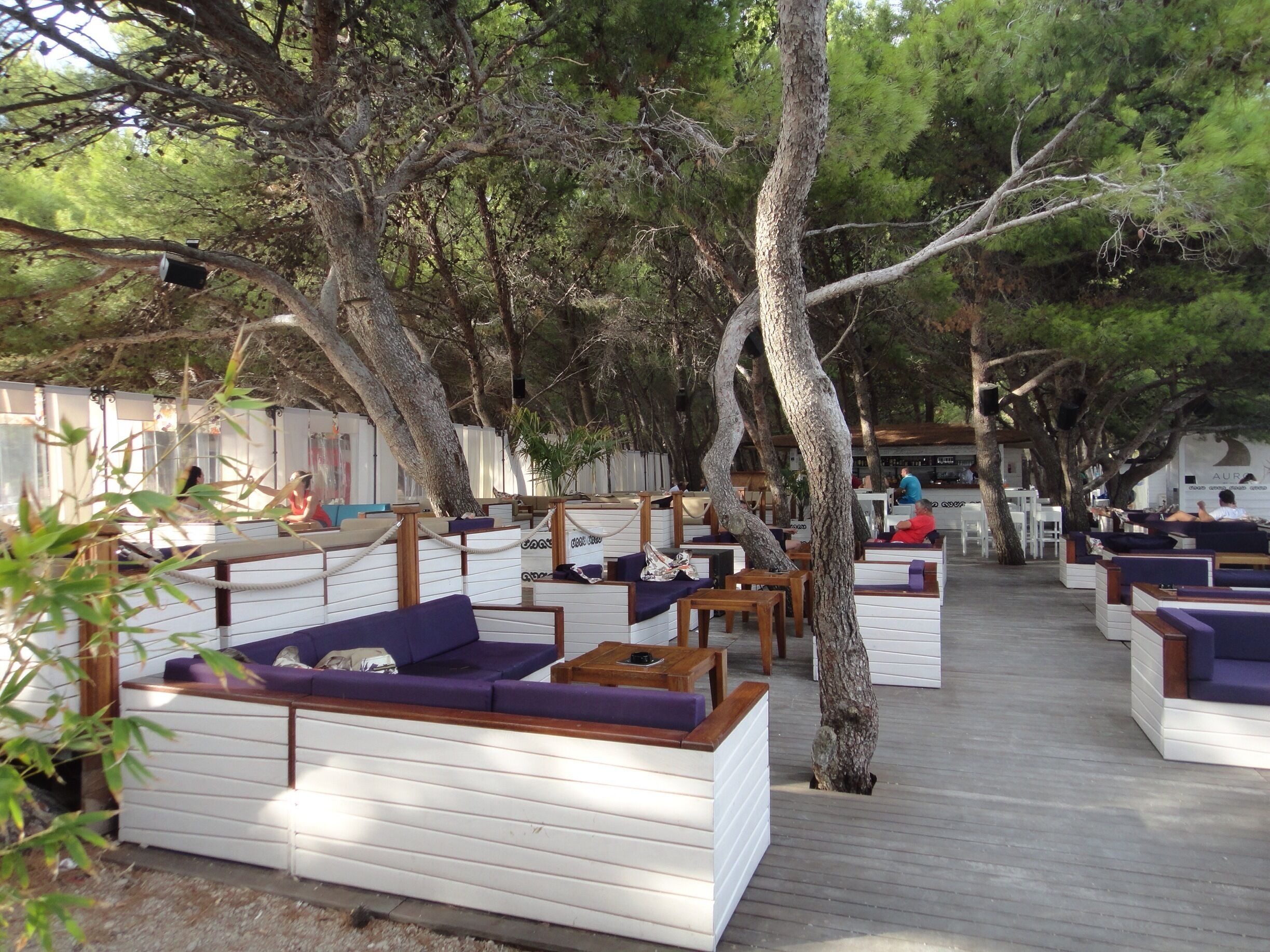 I found myself wishing we could have bars like this along our beaches in Australia........but then on second thought, it wouldn't make traveling to far away places like Croatia soooooo interesting 😉